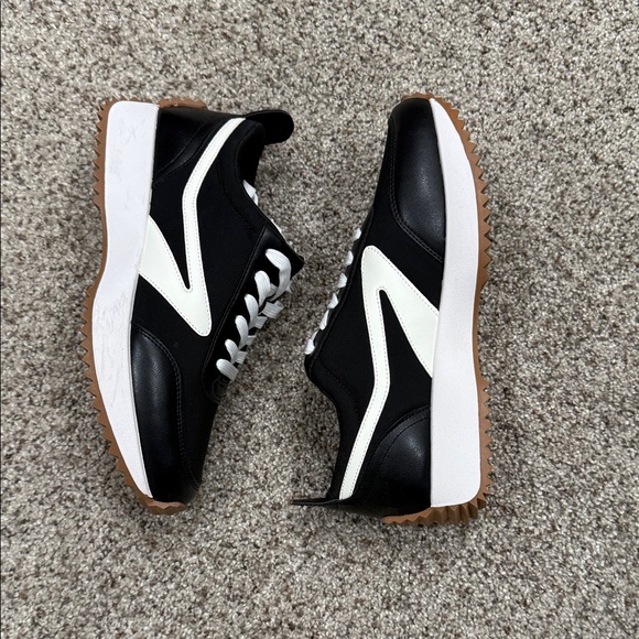 Dolce Vita Sneakers - Picture 2 of 4